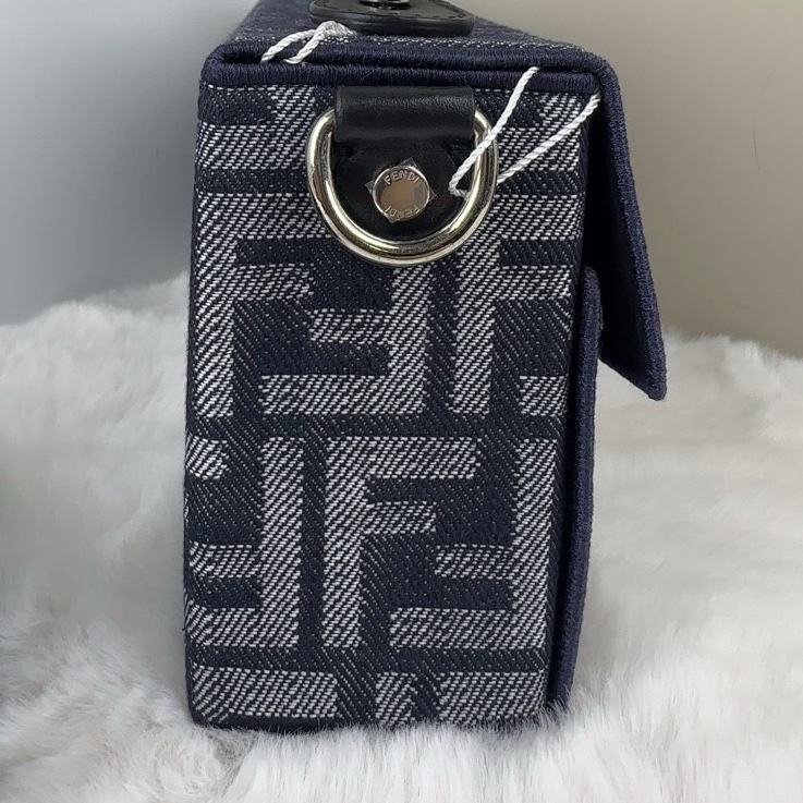 99.9新 Fendi 23ss老花牛仔盒子包所有五金原膜都在 尺寸21*12 編碼wt880。-3