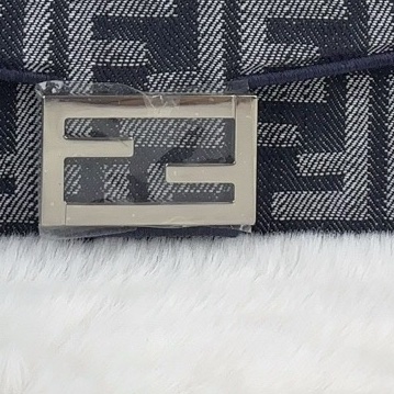 99.9新 Fendi 23ss老花牛仔盒子包所有五金原膜都在 尺寸21*12 編碼wt880。-5