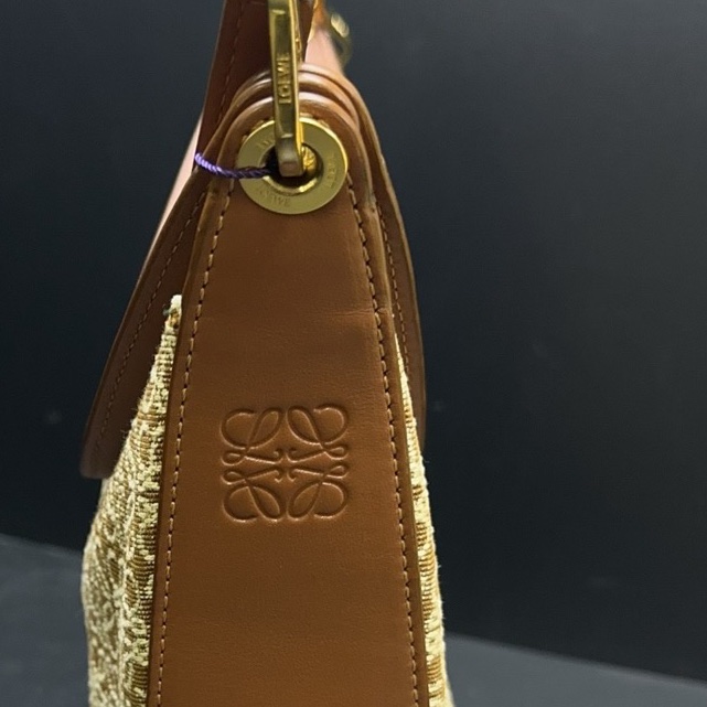 99新羅意威LOEWE 22年Luna系列 經典Anagram月亮包 小號 手提腋下包 尺寸29*27 編碼ov343。-5