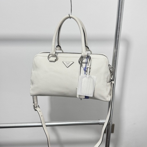 Prada • 經典三角標奶昔白荔枝牛皮波士頓包