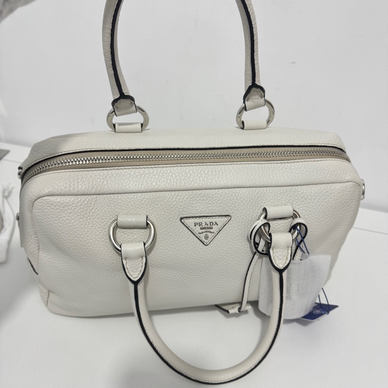 Prada • 經典三角標奶昔白荔枝牛皮波士頓包-4