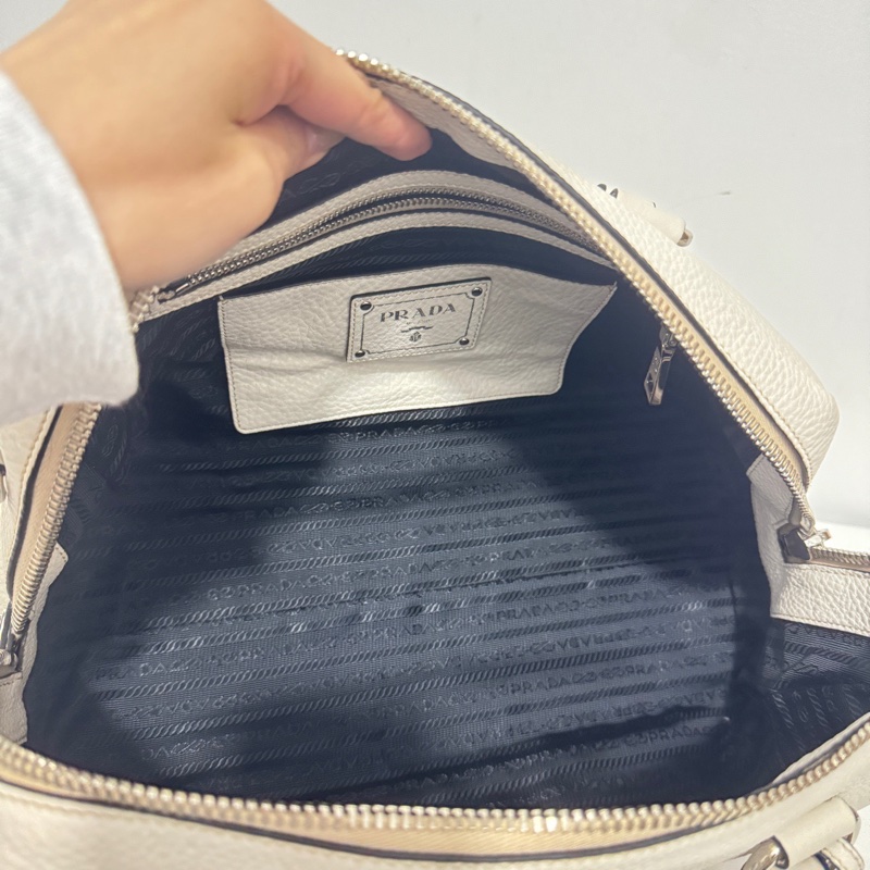 Prada • 經典三角標奶昔白荔枝牛皮波士頓包-8