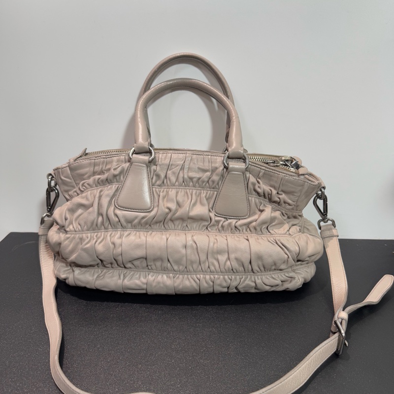 Prada • 奶茶色褶皺全皮托特包-7
