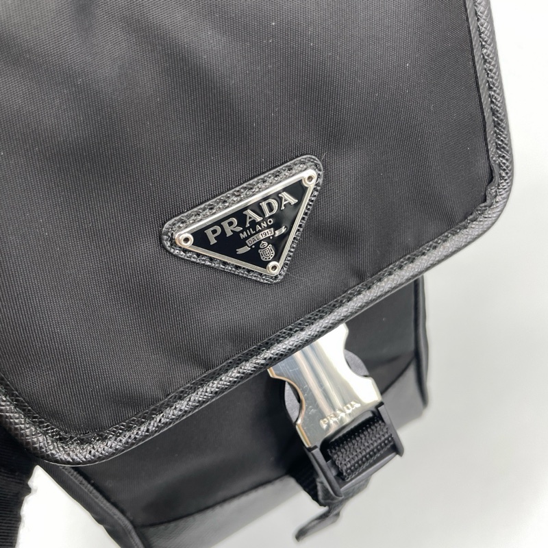 Prada • 經典鐵牌尼龍小包-4