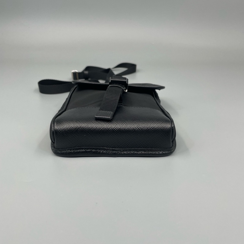 Prada • 經典鐵牌尼龍小包-5