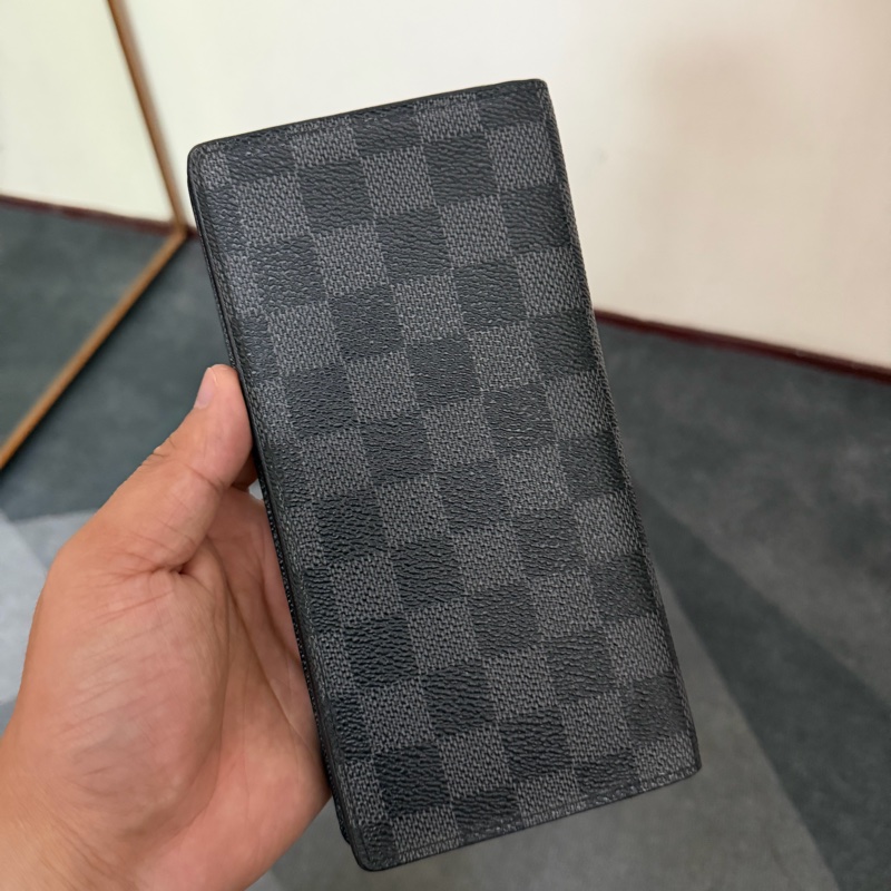 Lv經典黑棋盤格對開長夾-1