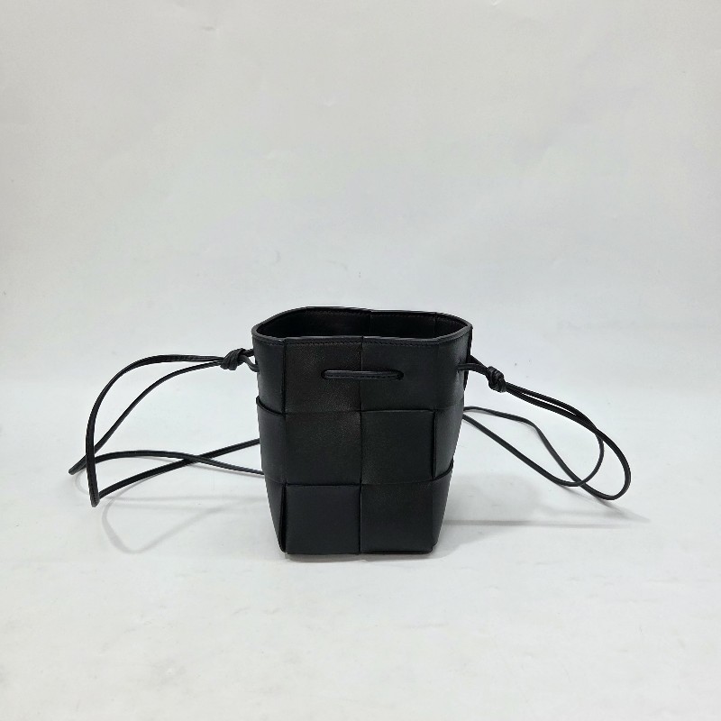 BV 黑牛皮6格大編織斜背水桶包-1