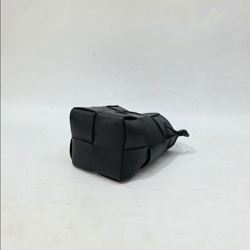 BV 黑牛皮6格大編織斜背水桶包-7