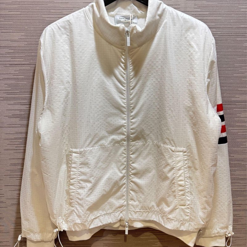💎Han's house精品服飾💎THOM BROWNE TB 四槓 尼龍 風衣 防水 外套現貨1 原價63700-2