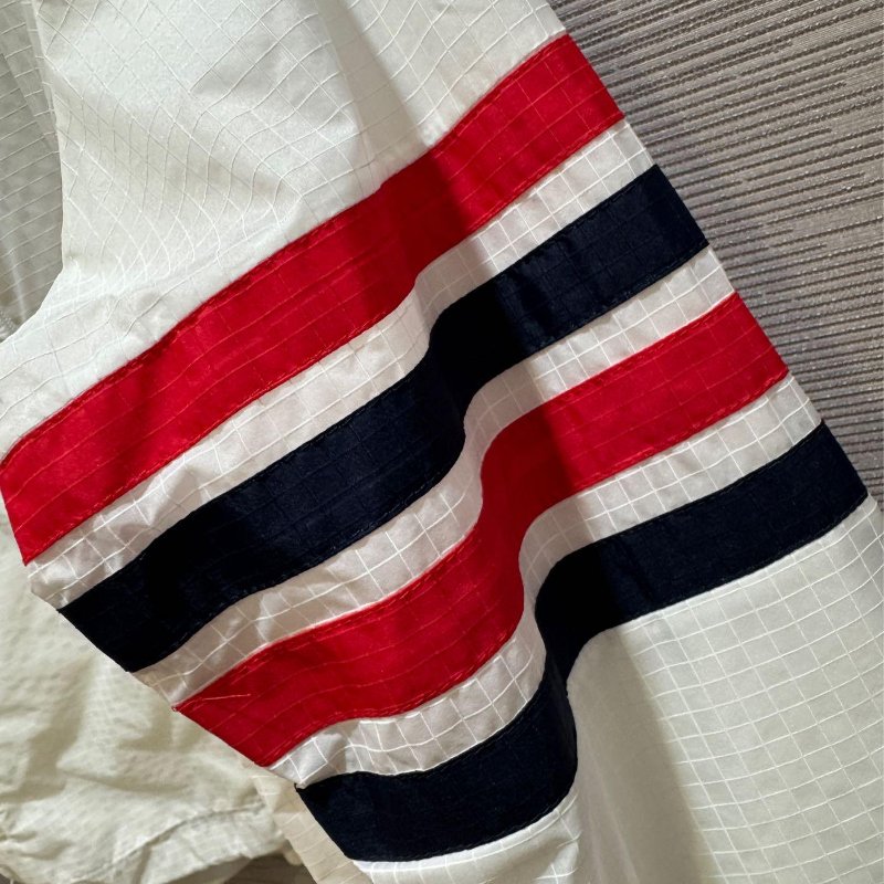 💎Han's house精品服飾💎THOM BROWNE TB 四槓 尼龍 風衣 防水 外套現貨1 原價63700-3