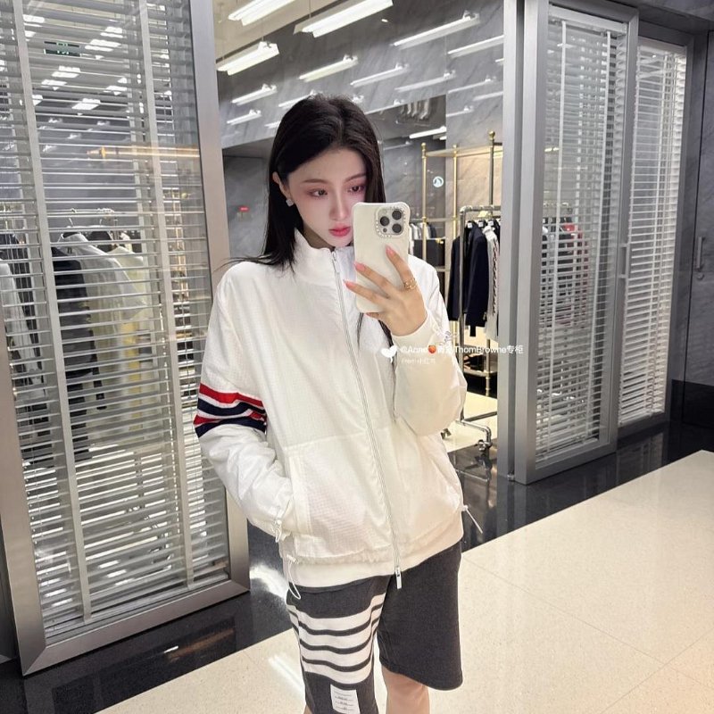 💎Han's house精品服飾💎THOM BROWNE TB 四槓 尼龍 風衣 防水 外套現貨1 原價63700-6