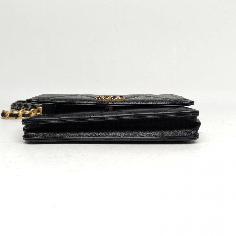 CHANEL 19BAG吸扣WOC19黑色羊皮29開金銀扣肩背包-4