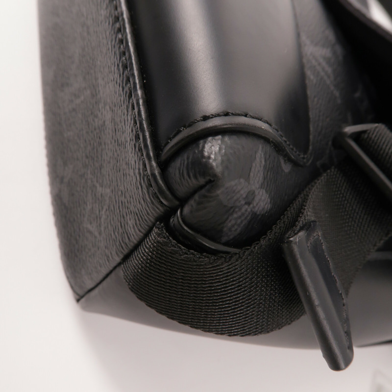 LOUIS VUITTON Monogram Eclipse Voyager PM肩背袋-10