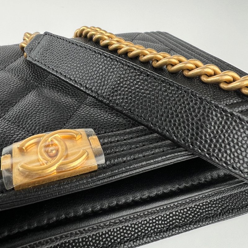 KESH 凱仕國際精品【率性俐落、經典入門】CHANEL BOY CHANEL WOC 黑色魚子醬牛皮鏈帶包｜復古金扣-16