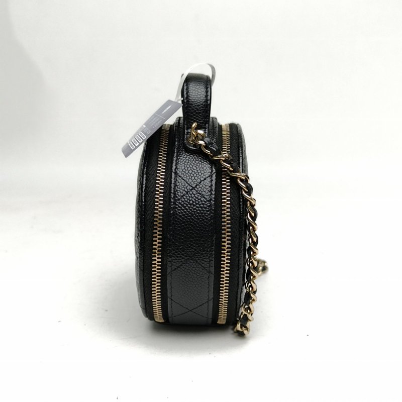 CHANEL CF季節款22早春拉鏈翻蓋圓餅包黑色牛皮31開肩背包-1