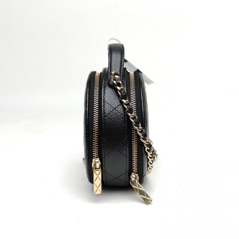 CHANEL CF季節款22早春拉鏈翻蓋圓餅包黑色牛皮31開肩背包-3