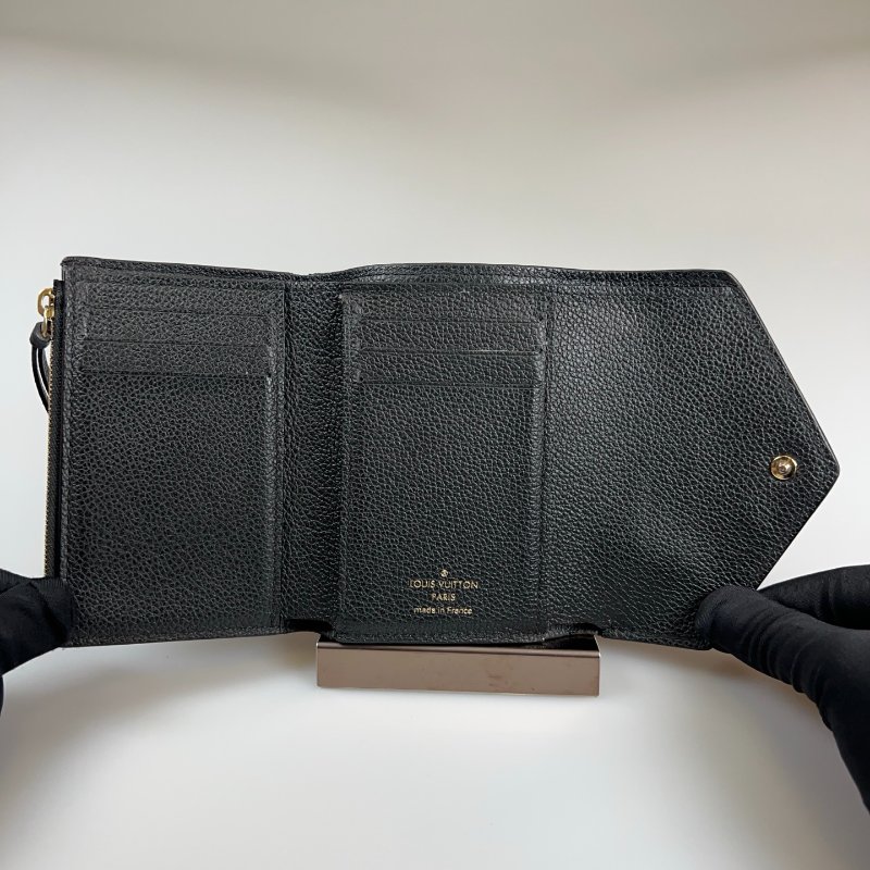 LV M64060/晶片款 黑壓紋Victorine短夾-7