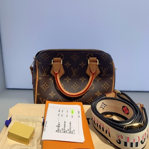 Lv speedy20尺寸/ Size ：20x16cm 配件 /Accessories:鎖具、肩帶