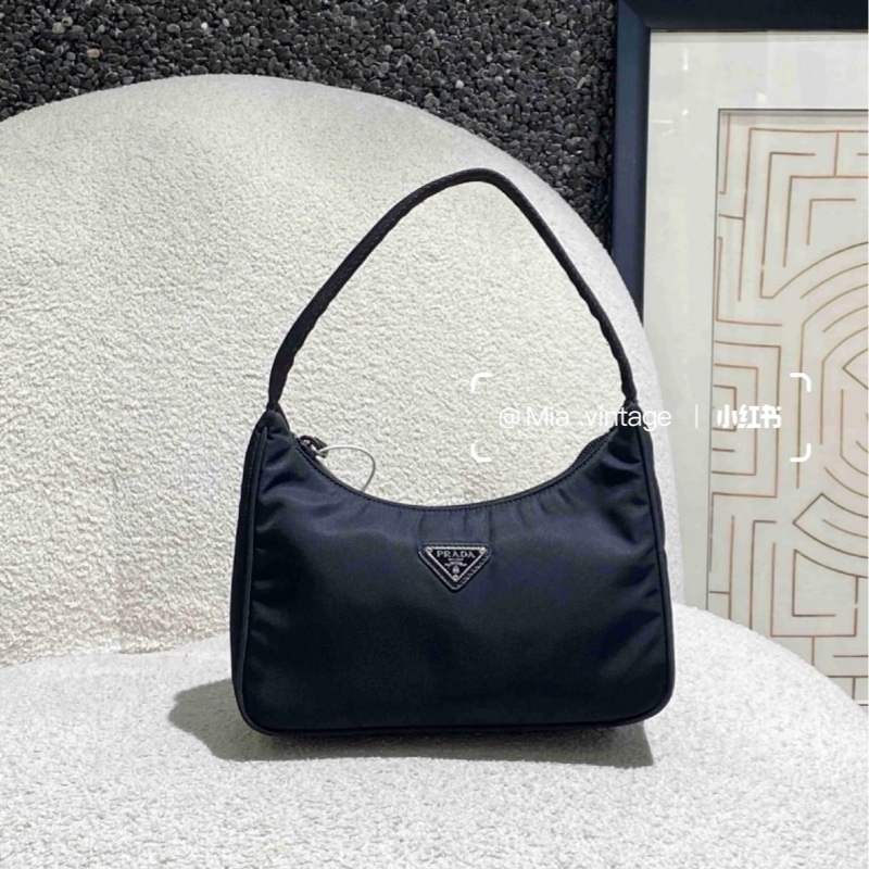 Prada • 經典尼龍鐵牌2000 Hobo包-2