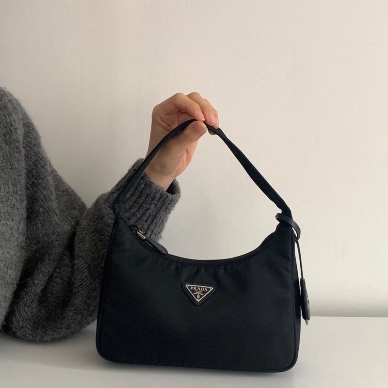 Prada • 經典尼龍鐵牌2000 Hobo包-3