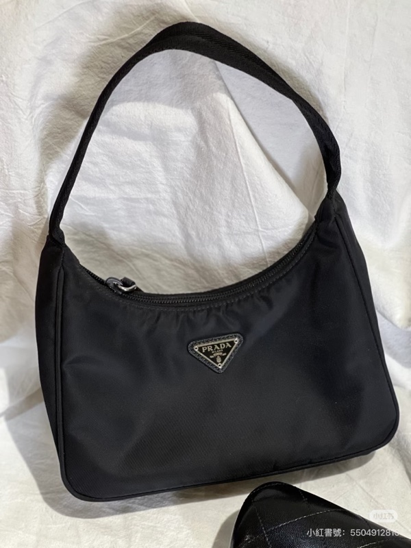 Prada • 經典尼龍鐵牌2000 Hobo包-4