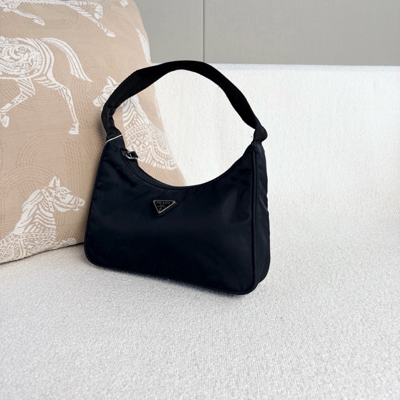 Prada • 經典尼龍鐵牌2000 Hobo包-9