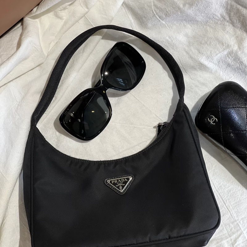 Prada • 經典尼龍鐵牌2000 Hobo包-10