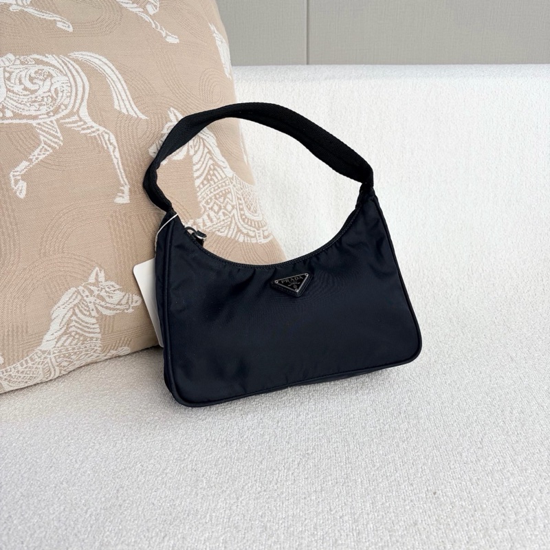 Prada • 經典尼龍鐵牌2000 Hobo包-12