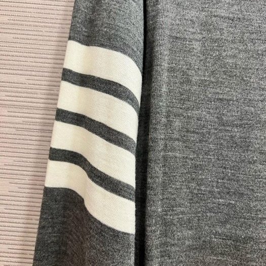 💎Han's house精品服飾💎Thom Browne TB美利奴羊毛 針織 開衫 外套 男女共穿  現貨3原價37000-2