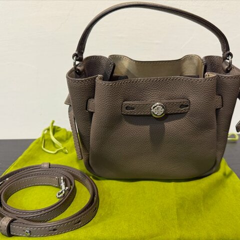 TORY BURCH Romy 鈕扣金屬荔枝牛皮扣帶 手提/斜背水桶包 (灰藕
