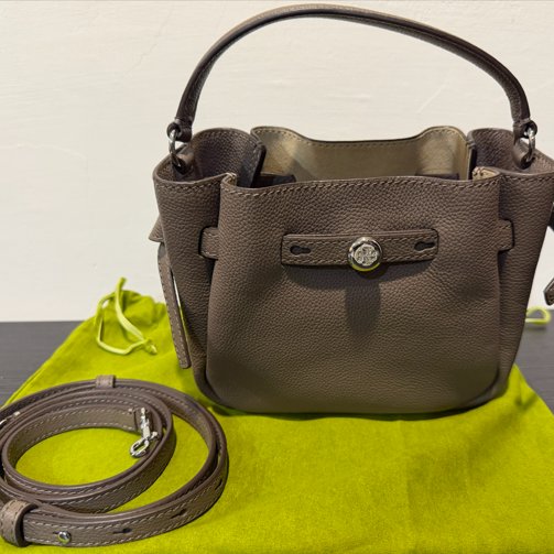 TORY BURCH Romy 鈕扣金屬荔枝牛皮扣帶 手提/斜背水桶包 (灰藕-0