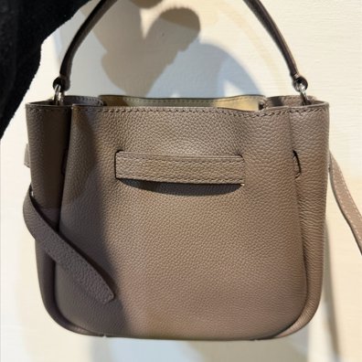 TORY BURCH Romy 鈕扣金屬荔枝牛皮扣帶 手提/斜背水桶包 (灰藕-2