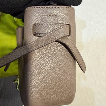 TORY BURCH Romy 鈕扣金屬荔枝牛皮扣帶 手提/斜背水桶包 (灰藕-4