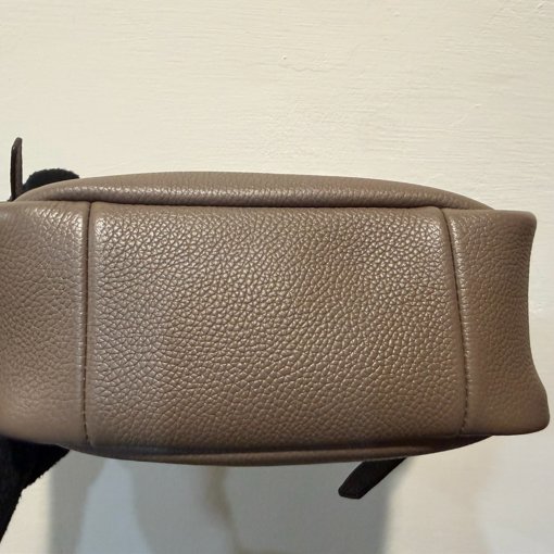TORY BURCH Romy 鈕扣金屬荔枝牛皮扣帶 手提/斜背水桶包 (灰藕-5