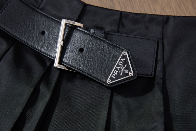 Prada 經典logo皮帶百褶短裙-6