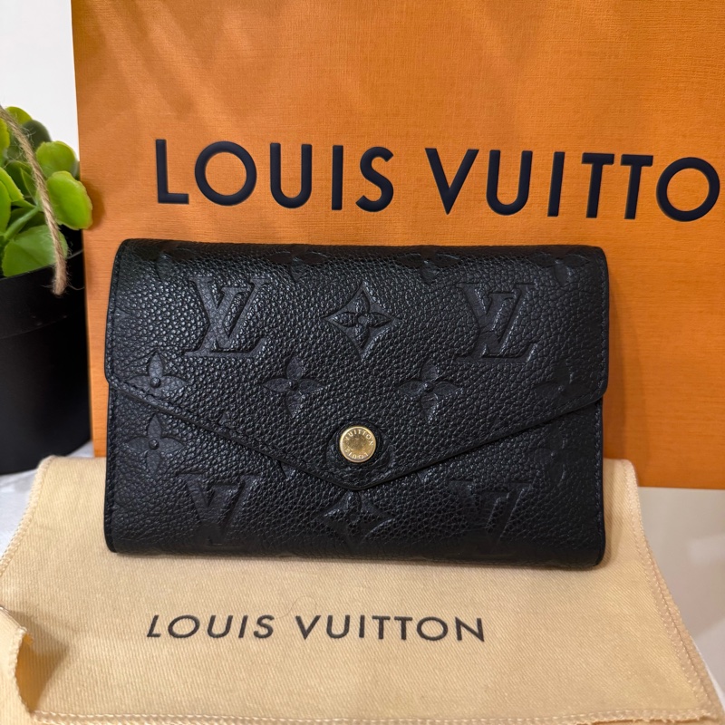極美😍LV🇫🇷經典logo壓紋三折真皮中夾-1