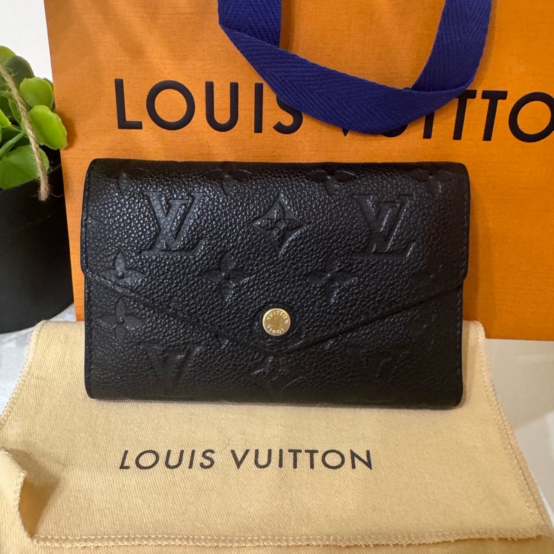 極美😍LV🇫🇷經典logo壓紋三折真皮中夾-5