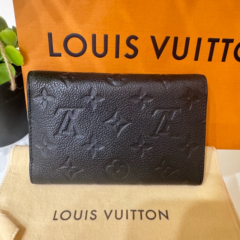 極美😍LV🇫🇷經典logo壓紋三折真皮中夾-6