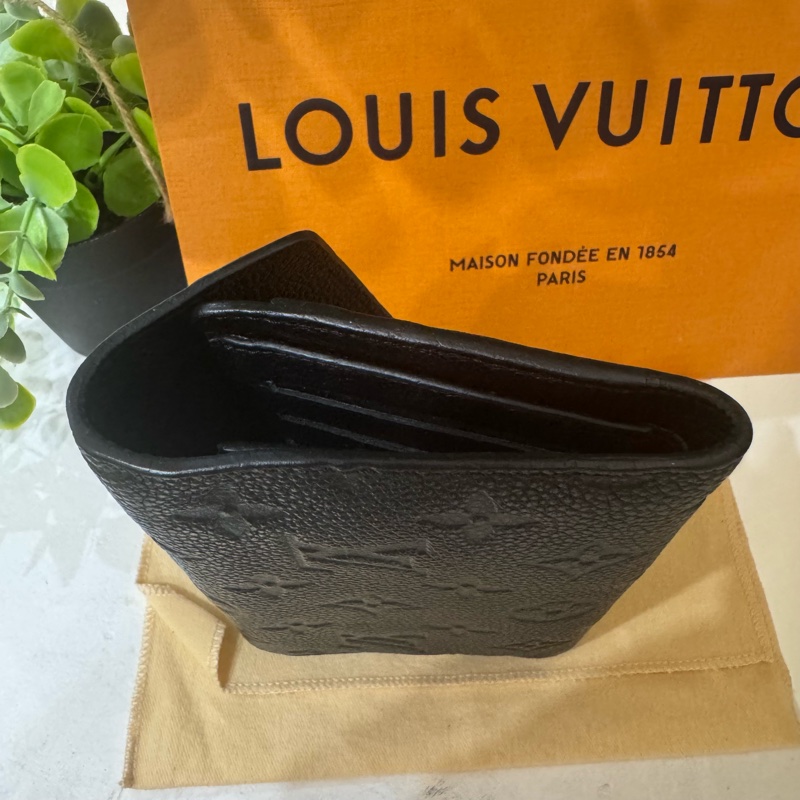 極美😍LV🇫🇷經典logo壓紋三折真皮中夾-7