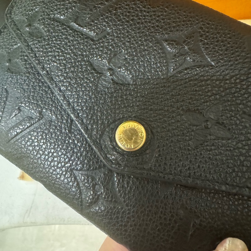 極美😍LV🇫🇷經典logo壓紋三折真皮中夾-10