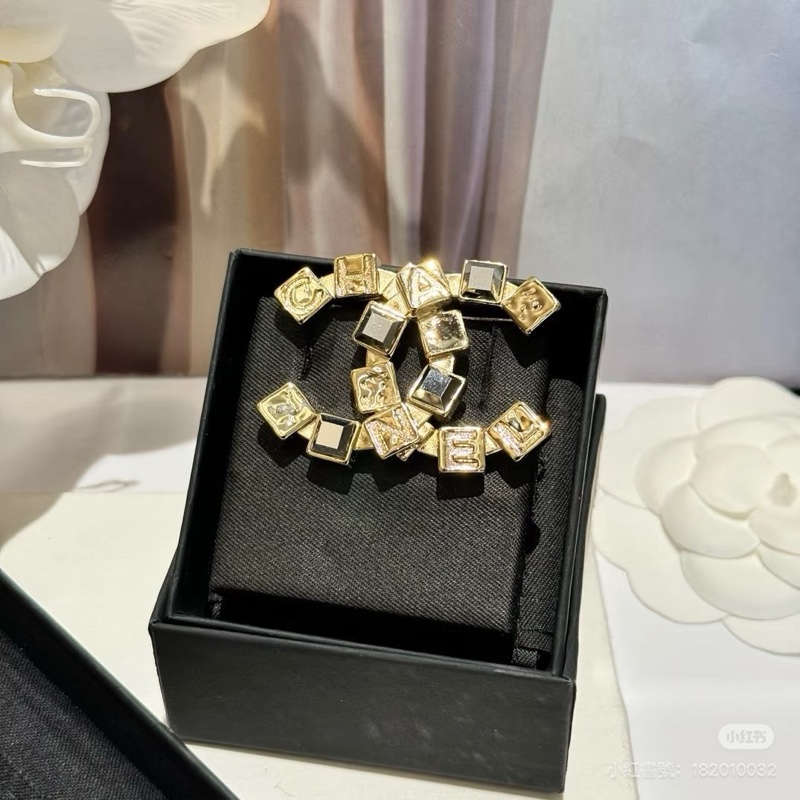 Chanel brooch-0
