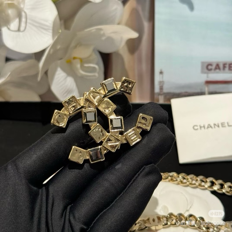 Chanel brooch-1