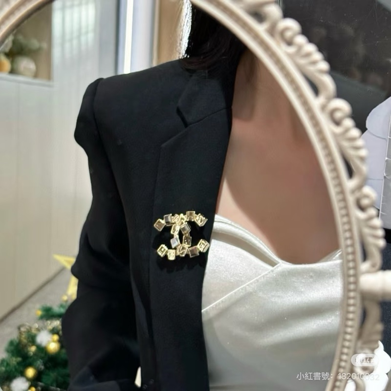 Chanel brooch-2
