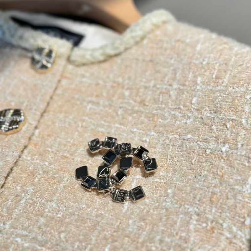 Chanel brooch-3