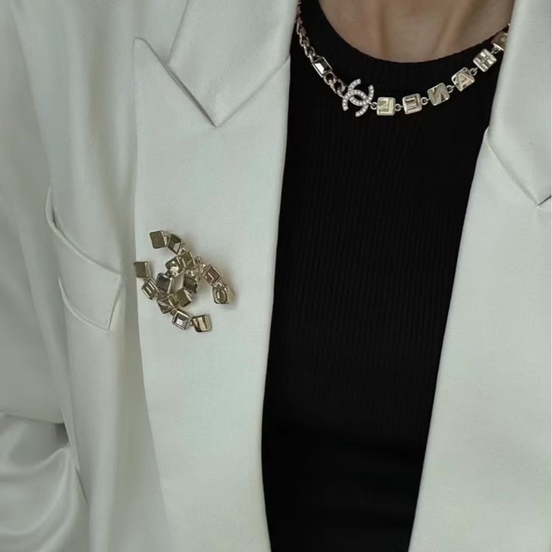 Chanel brooch-4