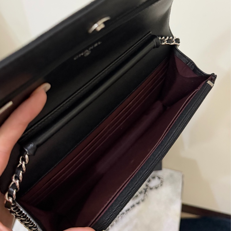 Chanel WOC黑銀羊皮-6