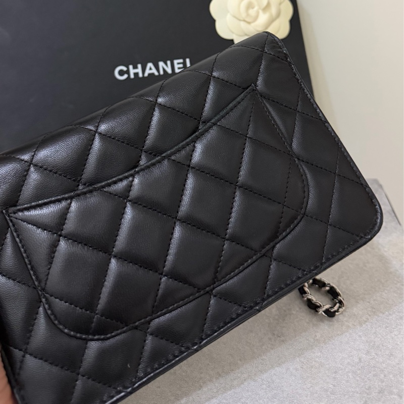 Chanel WOC黑銀羊皮-7