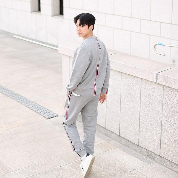 💎Han's house精品服飾💎 Thom BROWNE TB 彩條 衛衣 大學T現貨3 原價 22200-5