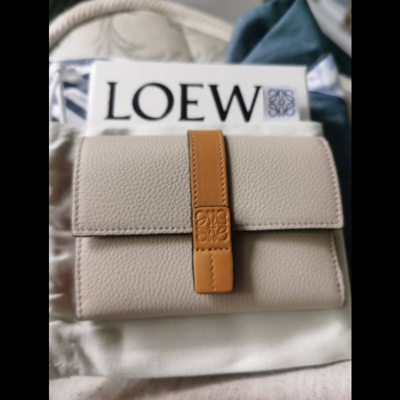 LOEWE 經典款 小型粒面小牛皮三折短夾-1
