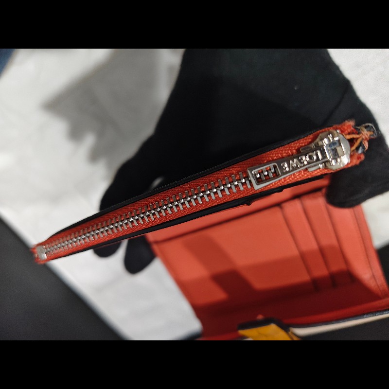 LOEWE 經典款 小型粒面小牛皮三折短夾-18